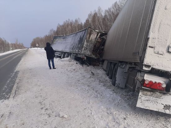 Жуткая авария с грузовиками на кузбасской трассе унесла жизни двух человек
