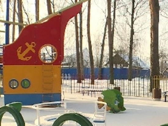 «Все лучшее – детям»: в Наволоках чиновники закрыли игровые площадки