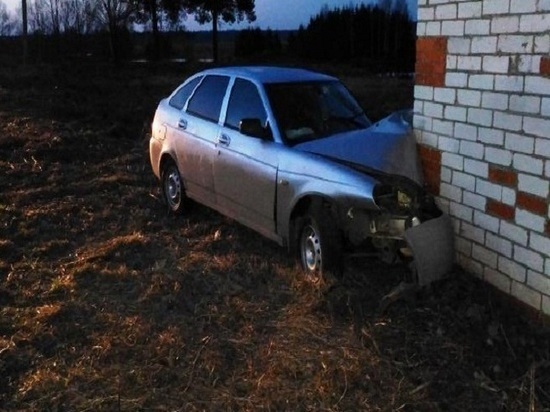 В калмыцком районе пьяный водитель врезался в здание