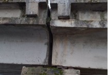 Мост в деревне Стеревнёво Усвятского района может обрушиться из-за того, что плиты в его составе начинают расходиться да и само покрытие в ямах