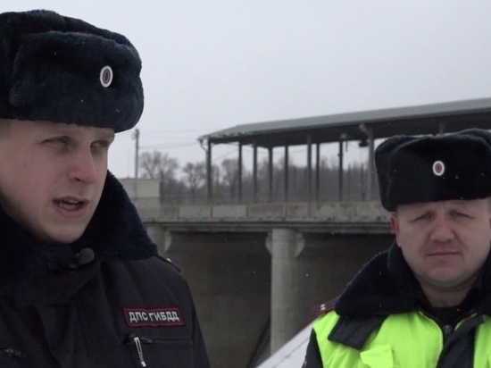 В Калужской области сотрудники ГИБДД спасли упавшего с плотины