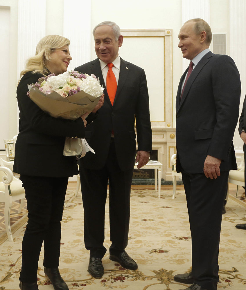 Путин подарил жене Биньямина Нетаньяху огромный букет: кадры из Кремля