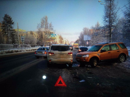Два джипа не поделили дорогу в центре Архангельска