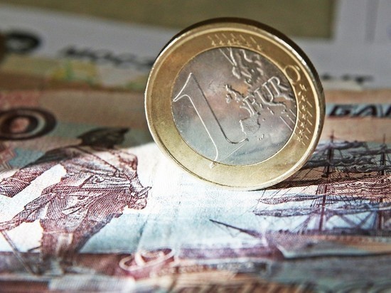 Евро поднялся выше 70 рублей из-за коронавируса