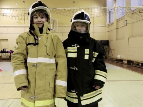 В Иванове школьники на скорость переодевались в костюмы пожарных
