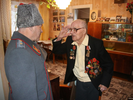 Псковича-участника Сталинградской битвы поздравили с годовщиной сражения