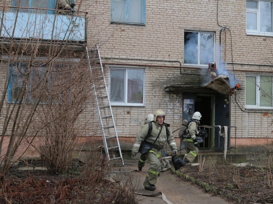 В Смоленске из горящей квартиры был спасен 49-летний мужчина
