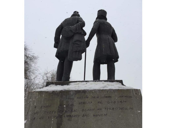 Оренбургские вандалы исписали памятник стихами