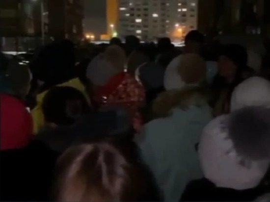Родители всю ночь стояли в очереди, чтобы записать своих детей в школу «Солярис»