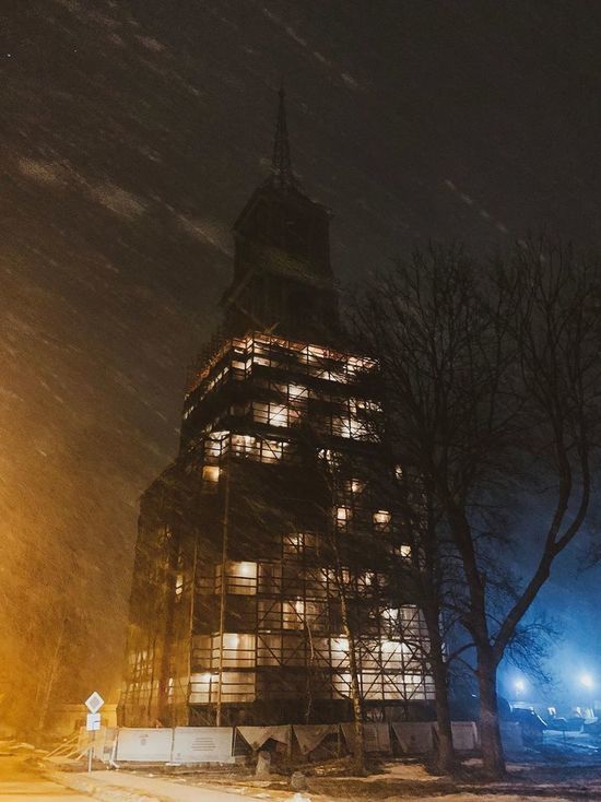 Вид веневской колокольни ночью в метель заворожил местных жителей