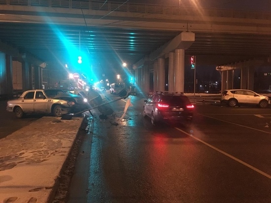 После серьезного ДТП под Мигаловским мостом в Твери на дороге валяются знаки