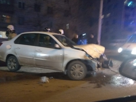 В Волгограде две легковушки не поделили дорогу, есть пострадавшие