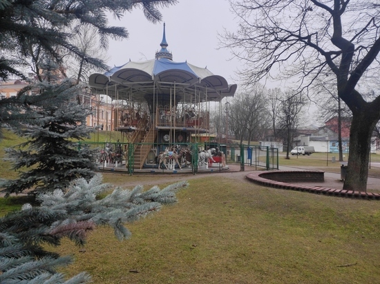 Псковский губернатор: у здания администрации продолжает пахнуть грибами