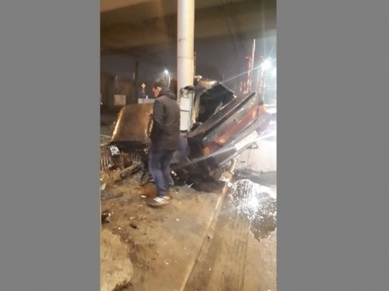 В Волгограде после страшной аварии водитель чудом остался жив