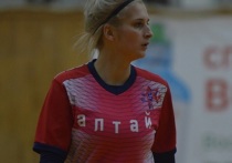 На краевом чемпионате по мини-футболу команда «Алтай», за которую играет спортсменка, обыграла соперников БГПК со счетом 41:2
