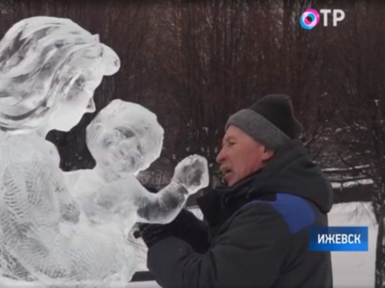 Мастера из Магадана создают ледяные скульптуры в Ижевске