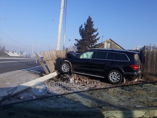 Люксовый внедорожник снес дорожный знак и столб в Чите