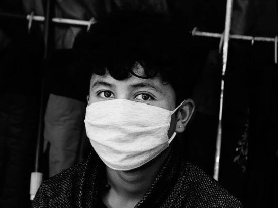 Нижегородец на Покровке продает маски от коронавируса