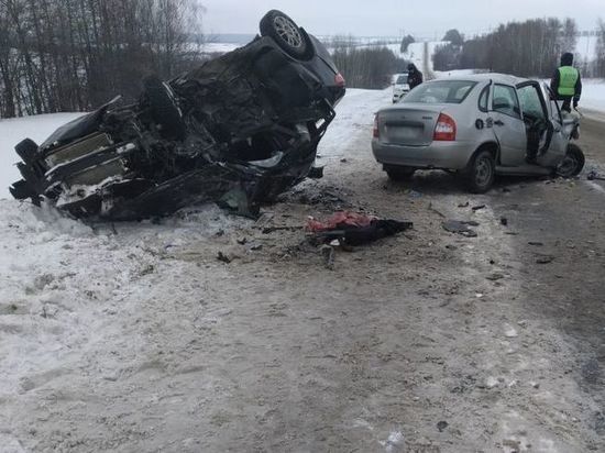 На трассе в Башкирии во встречном столкновении погибла женщина