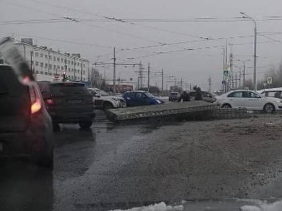 В Казани на дорогу из грузовика выпали бетонные плиты