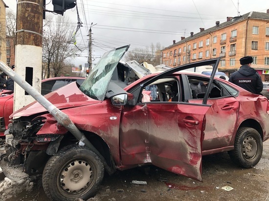 Стали известны подробности жуткого ДТП в Твери, где машина сбила людей на тротуаре