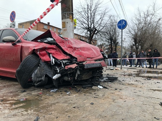 В Твери опубликовано видео наезда иномарок на толпу людей