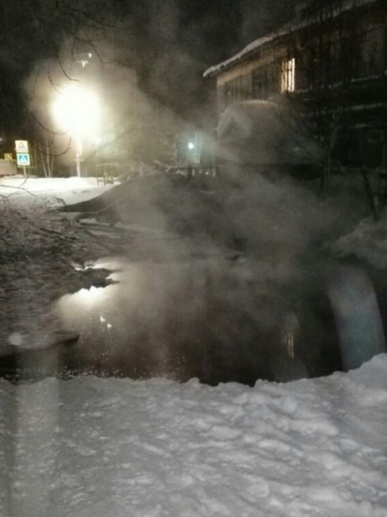 Улицу в Тарко-Сале в пятый раз залило кипятком из-за порыва на сетях