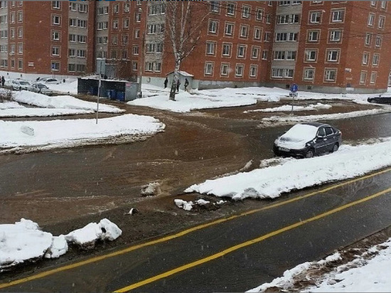 В Ижевске на ул. Холмогорова из-за прорыва водопровода затопило дороги