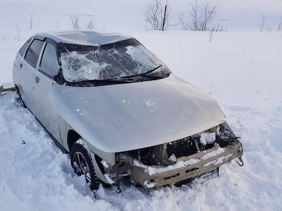 ВАЗ опрокинулся в кювет на трассе в ЯНАО