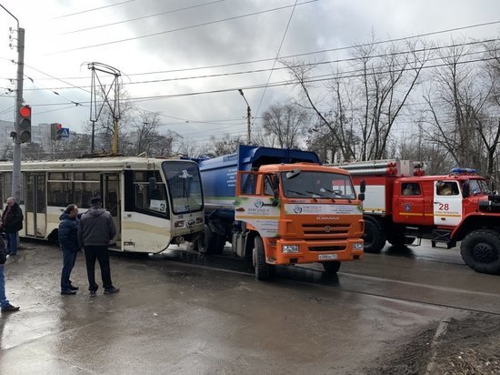 В Ростовской области мусоровоз протаранил трамвай