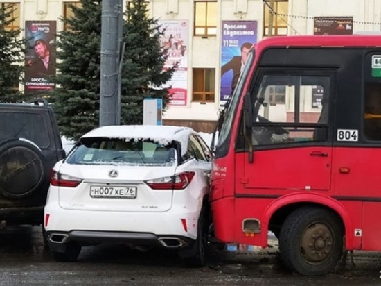 В центре Ярославля маршрутка протаранила «Лексус»