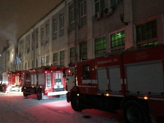 Ночью в Железнодорожном районе загорелось административное здание