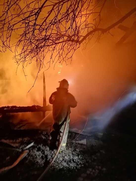 Огонь уничтожил дом и баню в Жуковском районе