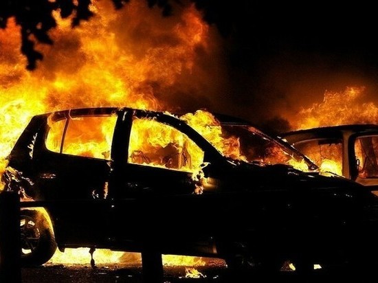 В центре Ростова неизвестные подожгли три автомобиля
