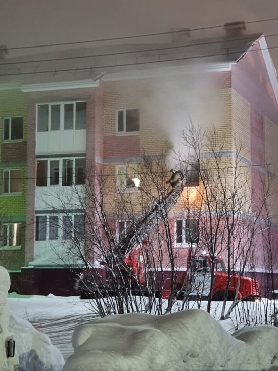 Пожарные спасли мужчину из горящей квартиры в Салехарде