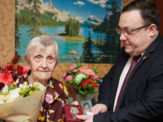 В Рязани жительнице блокадного Ленинграда вручили медаль к 75-летию Победы