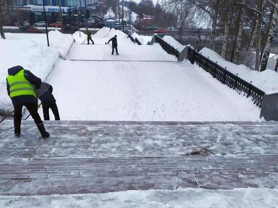 В Кирове мосты чистят отдельные бригады