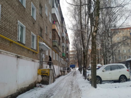 В Кирове 16-летняя девушка пострадала от упавшего с крыши снега