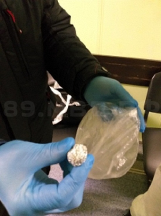 В Пуровском районе поймали автомобилиста с пакетом наркотиков