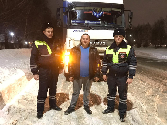 В РТ автоинспекторы вытащили из снега тамбовский большегруз