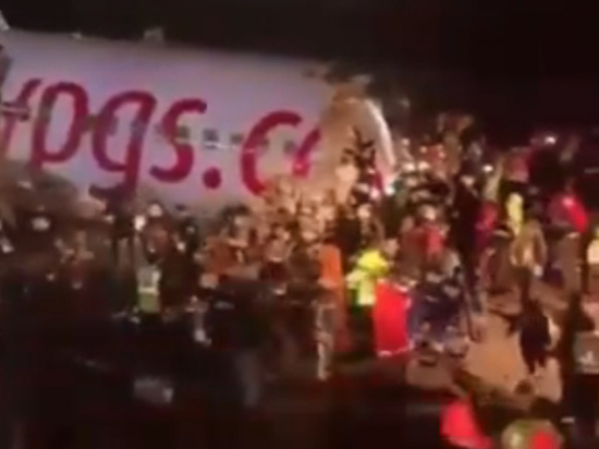 Опубликованы новые видео сломавшегося в Стамбуле пополам самолета