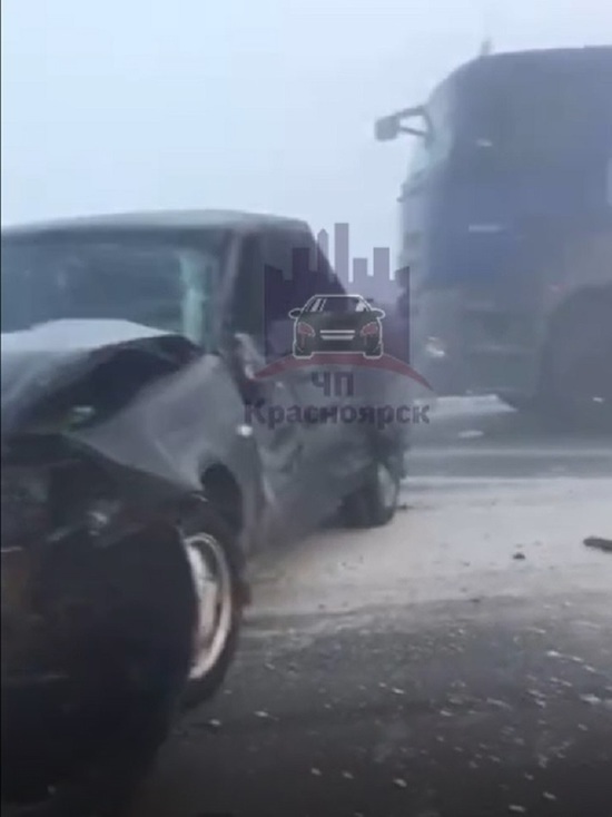 Из-за тумана на глубоком обходе Красноярска столкнулись 10 машин