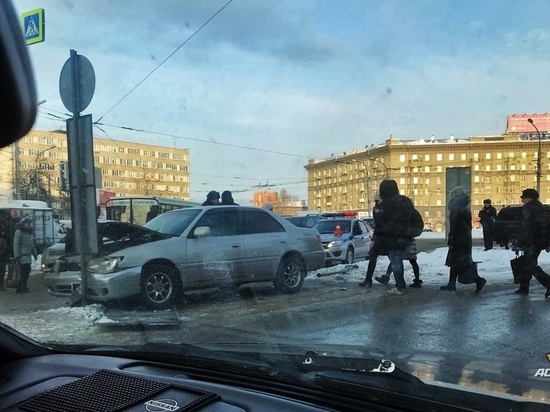 Водитель въехал в толпу пешеходов в Новосибирске, есть пострадавшие