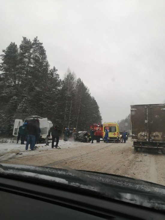 На трассе в Тверской области грузовик искорежил легковушку