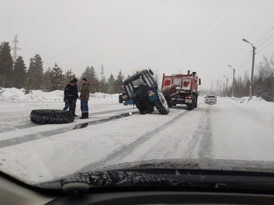 В Ноябрьске снегоуборочный трактор «откинул колеса» посреди дороги