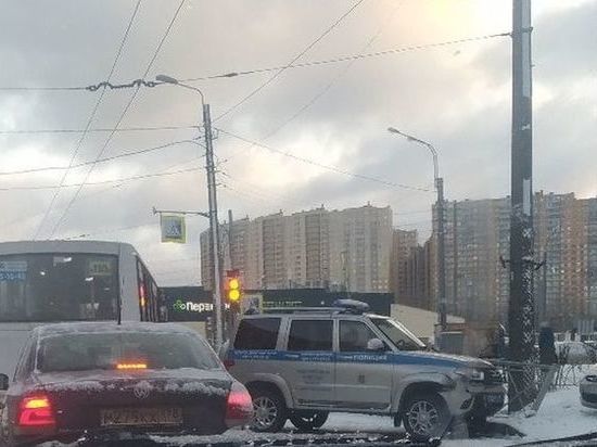 Полицейский УАЗ врезался в столб на улице Подвойского