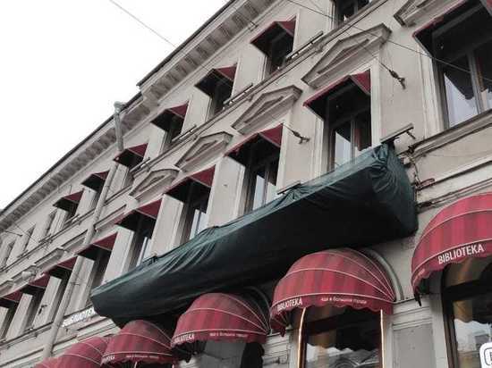 В центре Петербурга с дома Голландской церкви срезали балконы