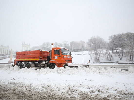 В Волгограде три фуры в снегопад спровоцировали пробку