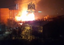 Глубокой ночью загорелось двухэтажное здание по улице Базарная, 152