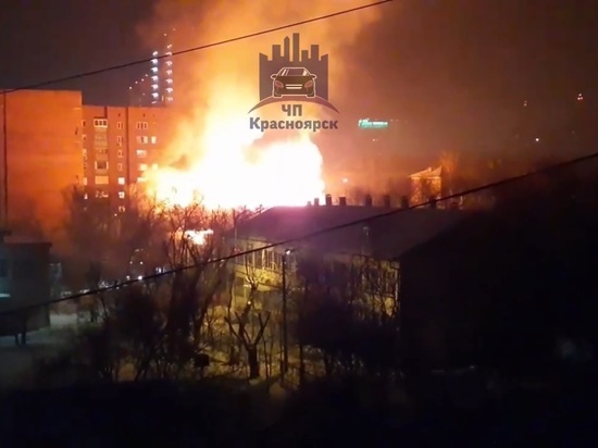 В Кировском районе ночью в крупном пожаре сгорело бывшее здание приставов